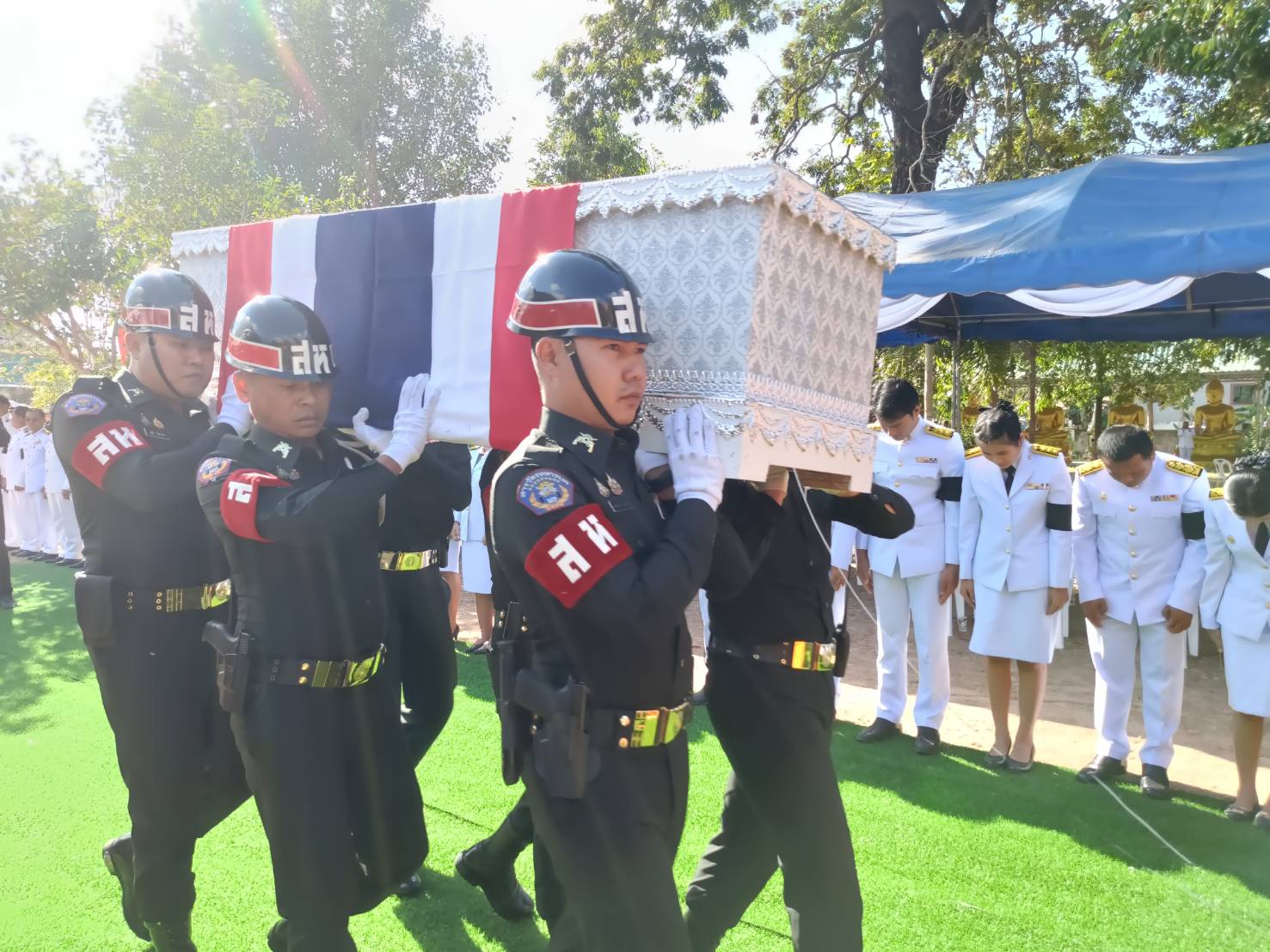 title - พระบาทสมเด็จพระเจ้าอยู่หัว พระราชทานน้ำหลวงอาบศพ และพวงมาลาพระราชทาน ไปวางที่หน้าหีบศพ พลทหารทิวตะวัน พลเยี่ยม วีรบุรุษผู้ปกป้องอธิปไตยชาติ